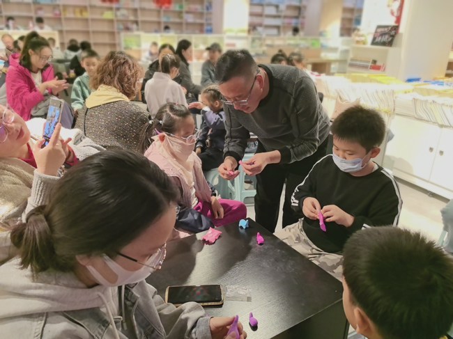 在市店图书大厦体验非遗面塑 感悟匠心文脉