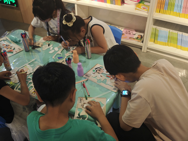 在市店图书大厦玩转皮影手作 邂逅光影非遗
