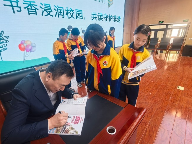 名家进校园 阅读筑成长
